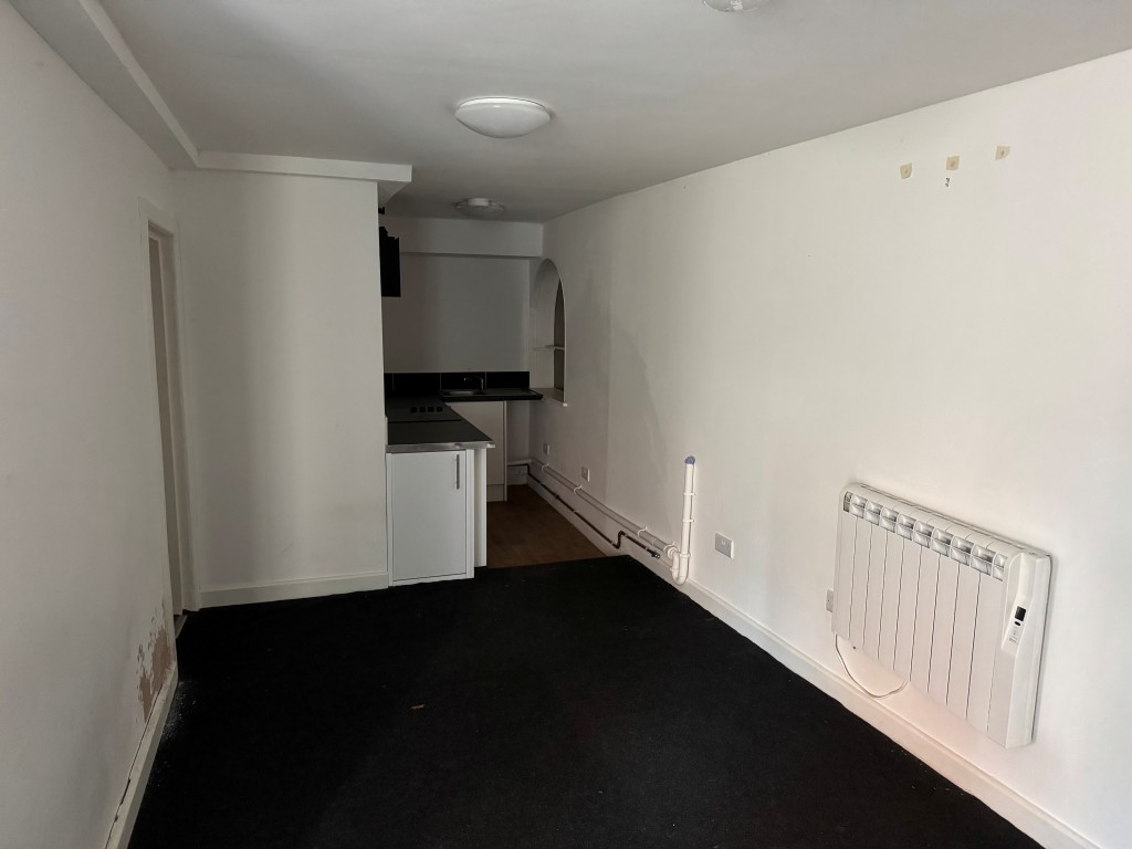 Lot: 46 - FREEHOLD TOWN CENTRE BLOCK OF FOUR TWO-BEDROOM FLATS AND A ONE-BEDROOM FLAT - Inside a Ground Floor Flat